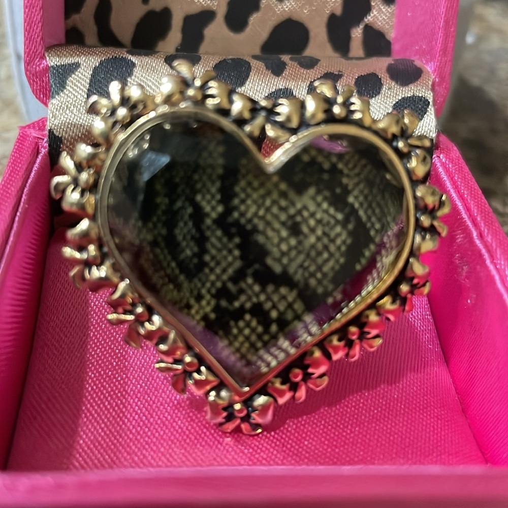 BETSEY JOHNSON Vintage Gold-Tone
Lace Print Heart & Tiny Bows Ring in Pink Box🎀